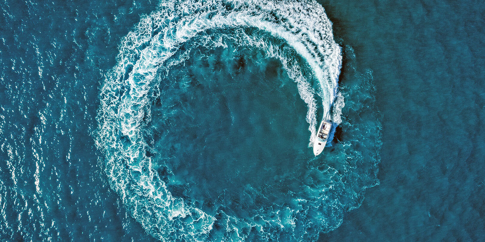 Boat,Loop,On,The,Sea